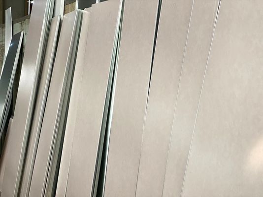 주문 암석 섬유 벽체 격리된 샌드위치 패널 PVC 엷은 조각 모양 600 밀리미터 온라인 제조